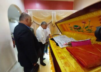 AHMAD Zahid Hamidi memberi penghormatan kepada mendiang ibu angkatnya, Cheah Seoh Lian Taman Desa Bersatu, Hutan Melintang di Bagan Datuk hari ini. - UTUSAN/AIN SAFRE BIDIN