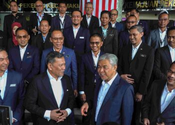 AHMAD Zahid Hamidi (tengah) beramah mesra bersama pegawai dan kakitangan Risda sebelum memulakan sidang Taklimat Program Pembangunan Pihak Berkuasa Kemajuan Pekebun Kecil Perusahaan Getah (Risda) di Ibu Pejabat Risda, Ampang. - UTUSAN/AMIR KHALID