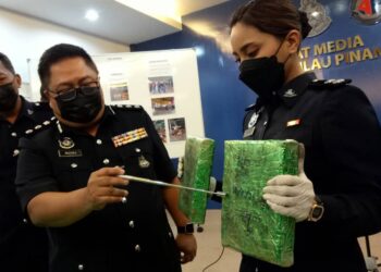 MUSTAFA KAMAL GANI Abdullah menunjukkan dadah yang berjaya dirampas dalam satu operasi di Seberang Jaya, Ahad lalu dalam sidang akhbar di IPK Pulau Pinang hari ini.