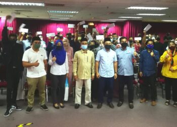 HASSAN Nuruddin (depan, lima dari kiri) dan Azhari Shaari (depan, enam dari kiri) bergambar bersama pada Majlis Penyampaian Geran Tekun Untuk Mangsa Banjir di Bangunan UMNO Bahagian Shah Alam di Shah Alam, Selangor, hari ini. - UTUSAN / ABDUL RAZAK IDRIS