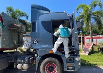 KERJA-kerja nyah kuman dilakukan dalam treler susulan pemandunya ditemukan meninggal dunia ketika kenderaan itu diparkir di bahu jalan di Kampung Tok Gebok, Ajil di Hulu Terengganu hari ini. 