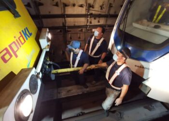 PASUKAN Recovery Rapid Rail bertugas 24 jam membawa keluar dua tren yang terlibat dalam kemalangan 24 Mei lalu.
