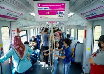 SUASANA orang ramai mengambil peluang menaiki perkhidmatan ERL dari Stesen Sentral Kuala Lumpur menuju ke KLIA dan KLIA2. -UTUSAN/MUHAMAD IQBAL ROSLI