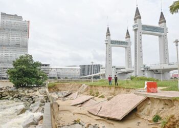 KEADAAN struktur benteng dan laluan pejalan kaki yang runtuh akibat hakisan yang berlaku di muara Sungai Terengganu, Kampung Seberang Takir berdekatan jambatan angkat di  Kuala Nerus, Terengganu. 
– FOTO/PUQTRA HAIRRY ROSLI