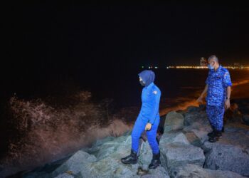 ANGGOTA Angkatan Pertahanan Awam Malaysia (APM) Terengganu memantau fenomena air pasang besar di Pantai Seberang Takir di Kuala Nerus, hari ini. - PUQTRA HAIRRY ROSLI