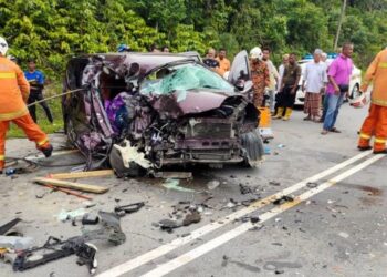 KEADAAN kenderaan Perodua Alza dinaiki Fatin Hazlin Dahlia dan Sayyid Uwais Al-Qarni Mohd. Lekman yang maut dalam kemalangan di Kilometer 83, Jalan Kuala Terengganu-Kota Bahru berhampiran Kampung Bintang, Setiu, semalam.