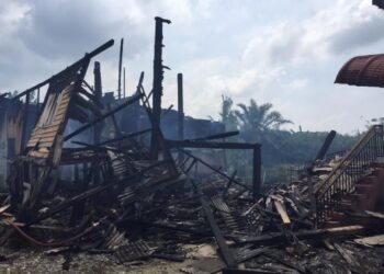 KEADAAN salah sebuah rumah yang musnah dalam kebakaran di Kampung Panji, Kuala Terengganu, hari ini. - UTUSAN/TENGKU DANISH BAHRI TENGKU YUSOFF