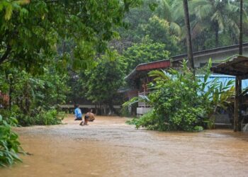 KEADAAN paras air yang meningkat naik di rumah penduduk ketika tinjauan di Kampung Tengkawang, Hulu Terengganu, hari ini. - FOTO/PUQTRA HAIRRY