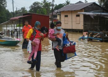 KERAJAAN harus berhati-hati jika pilihan raya dibuat juga ketika musim tengkujuh kerana berkemungkinan mendatangkan korban kepada nyawa dan harta benda. – UTUSAN/PUQTRA HAIRRY
