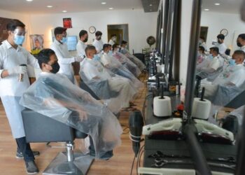 PEKERJA kedai gunting rambut memotong rambut pelanggan setelah dibenarkan beroperasi ketika tinjauan di Matt Barbershop di Bukit Tunggal, Terengganu. – UTUSAN/PUQTRA HAIRRY ROSLI