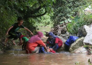 PENDUDUK kampung Salmiah Abdullah, 47, (kiri) dan Nur Safura Awang, 41, mencuci pakaian di anak sungai di kaki Bukit Geduk akibat terputus bekalan air semenjak Isnin lalu ketika tinjauan di Kampung Lingai hari ini.
Syarikat Air Terengganu Sdn. Bhd. (SATU) dalam kenyataan berkata telah berlaku kerosakan berulang yang dikesan pada paip bersaiz 1,200 milimeter yang membekalkan air ke Tangki Berangan dari Loji Kepong.
Situasi ini menyebabkan seramai 28,700 akaun di sebahagian daerah Kuala Terengganu dan Kuala Nerus terputus bekalan air buat kali kedua. -UTUSAN/PUQTRA HAIRRY