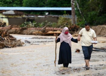 PASTIKAN ibu hamil ada bekalan air yang bersih, cepat ke pusat pemindahan dan menyimpan buku merah pemeriksaan antenatal untuk rujukan pada waktu kecemasan. – GAMBAR HIASAN