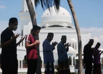 ADA rakan-rakan penulis mengadu sudah lebih tiga bulan tidak dapat solat Jumaat berikutan jumlah jemaah dihadkan. – UTUSAN/PUQTRA HAIRRY