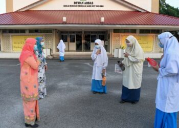 Sebagai pelajar sekolah, mereka perlu sentiasa menghormati guru. – UTUSAN/PUQTRA HAIRRY ROSLI