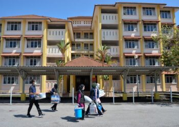 ADA pihak menyindir usaha kerajaan memperkasakan bahasa Melayu dengan mencadangkan penghantaran pelajar ke luar negara dihentikan sebaliknya melanjutkan pengajian di universiti tempatan sahaja. 
– UTUSAN/PUQTRA HAIRRY