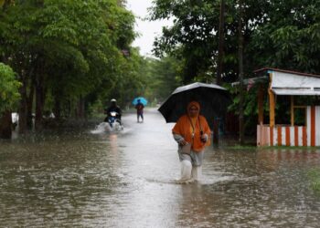 SEORANG wanita meredah air yang melimpahi jalan ekoran hujan lebat berterusan sejak malam tadi semasa tinjauan Utusan Malaysia di Kampung Gong Tok Nasek, Kuala Terengganu, hari ini.
- FOTO/PUQTRA HAIRRY