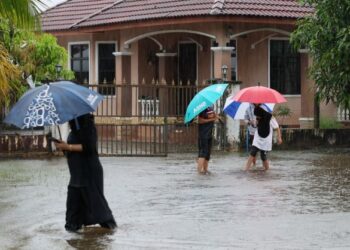 BEBERAPA penduduk meredah air yang melimpahi jalan raya  ekoran hujan lebat berterusan sejak malam tadi di Kampung Gong Tok Nasek di sini hari ini.
- UTUSAN/PUQTRA HAIRRY