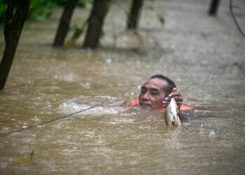 HULU TERENGGANU 13 Dis 2022 - Sidek Sulong, 65, menahan pukat berhampiran rumahnya berikutan air sungai mulai naik akibat banjir sewaktu tinjauan di Kampung Kepah, Kuala Berang hari ini. -UTUSAN/PUQTRA HAIRRY