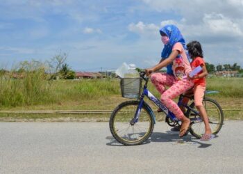 KANAK-KANAK dari Taman Desa Tanjung Damai, Gong Badak mendapatkan bekalan air bersih akibat terputus bekalan air, awal bulan ini. Syarikat Air Terengganu Sdn. Bhd. (SATU) memberitahu gangguan tersebut melibatkan 28,700 akaun di sekitar daerah Kuala Nerus dan Kuala Terengganu. -UTUSAN/PUQTRA HAIRRY