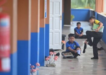 KERAJAAN dikatakan membelanjakan kira-kira RM5,000 setahun bagi setiap murid di sekolah kebangsaan  dalam bentuk gaji guru, bil dan utiliti, bantuan buku teks, pemuliharaan dan penyelenggaraan bangunan sekolah, keselamatan dan sebagainya. – UTUSAN/PUQTRA HAIRRY