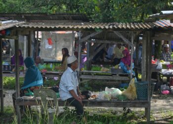 PEGAWAI khas sepatutnya memberi peluang lebih kepada rakyat kelas bawahan terutama golongan miskin tegar untuk bertemu terus dengan menteri, ahli Parlimen dan ahli politik bagi meluahkan isi hati dan masalah dihadapi. – UTUSAN/PUQTRA HAIRRY