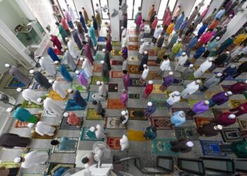 MENGAMBIL kira peristiwa hijrah, usia dunia sudah amat tua iaitu 1,433 tahun maka manusia juga semakin tua dan makin dekat untuk kembali kepada Allah SWT. – UTUSAN/PUQTRA HAIRRY