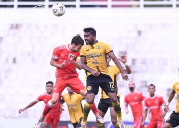 AKSI pemain Negeri Sembilan (baju kuning) ketika menentang Kelantan FC dalam saingan Liga Perdana hari ini. - IHSAN NEGERI SEMBILAN FC