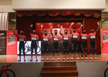 BARISAN pelumba Terengganu Polygon Cycling Team (TSG) dalam majlis memperkenalkan pelumba, penaja dan meraikan kejayaan selaku pasukan Terbaik Jelajah Asia UCI 2021 di Hotel Primula Kuala Terengganu, semalam. - UTUSAN/PUQTRA HAIRRY ROSLI