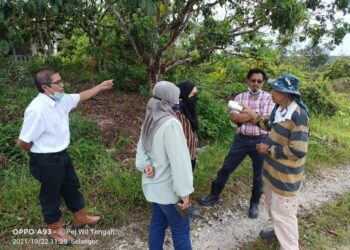 Wakil agensi kerajaan mengadakan lawatan ke Kampung Muhibah Perdana, Bukit Tarik, Selangor, semalam. - FB TUAN IBRAHIM