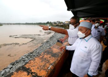TUAN Ibrahim Tuan Man meninjau Projek Penstabilan Tebing Sungai Kelantan di Kampung Pohon Celagi di Pasir Mas, Kelantan, hari ini. - UTUSAN/ZULHANIFA SIDEK