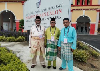 SALUDIN Endol (tengah) bersama pencadang, Muhaider Mohamed Kasim (kanan) dan penyokong, Mohd. Shakri Yusoh di Pusat Penamaan Calon di Dewan Jubli Perak Sultan Haji Ahmad Shah dibLipis, Pahang. - HARIS FADILAH AHMAD