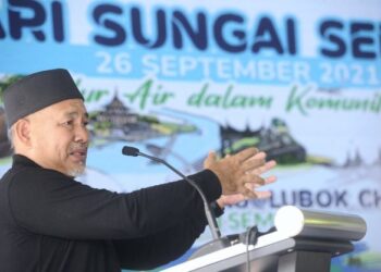 TUAN Ibrahim Tuan Man sewaktu berucap merasmikan Majlis Sambutan Hari Sungai Sedunia Peringkat Kebangsaan Tahun 2021 di Sungai Rembau, Lubok China, Rembau hari ini.-UTUSAN/MOHD. SHAHJEHAN MAAMIN.
