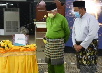 TUANKU Muhriz Tuanku Munawir berkenan melancarkan Risalah Penghayatan Solat pada Majlis Sambutan Maulidur Rasul Peringkat Negeri Sembilan bagi tahun 1443H di Masjid Negeri, Seremban, semalam. Turut hadir Aminuddin Harun (kanan).