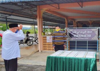 TUANKU Syed Faizuddin Putra Jamalullail  (kanan) berkenan berangkat menyerahkan sumbangan Majlis Agama Islam dan Adat Istiadat Melayu Perlis (MAIPs) berjumlah RM21,000 kepada 30 asnaf di Masjid Al Ali Bin Abi Talib Perawah, Datuk Kayaman, Padang Besar, Perlis, semalam.