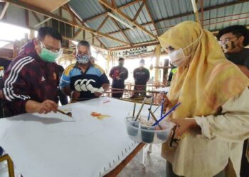 TUANKU Syed Faizuddin Putra Jamalullail (kiri) berkenan berangkat melawat bengkel syarikat batik Inderawasih di Kariah Perawah, Jalan Datuk Kayaman, Kangar, Perlis, semalam.