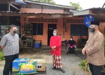 TUANKU Syed Faizuddin Putra Jamalullail (kiri) berkenan berangkat menyampaikan agihan zakat MAIPs kepada Hamzah Ibrahim di Kampung Jejawi Dalam, Arau, Perlis, semalam.