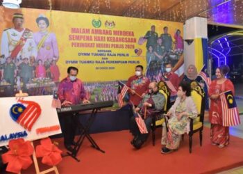 TUANKU Syed Sirajuddin Putra Jamalullail bersama Tuanku Tengku Fauziah Tengku Abdul Rashid menyaksikan persembahan sempena Sambutan Hari Kebangsaan peringkat Perlis 2020 di Dewan Warisan, Kangar, Perlis malam tadi. Turut kelihatan Tuanku Syed Faizuddin Putra Jamalullail dan Tuanku Hajah Lailatul Shahreen Akashah Khalil. - FOTO/MOHD. HAFIZ ABD. MUTALIB