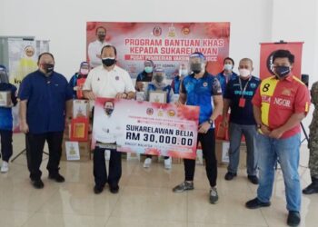 MOHD. Khairuddin (empat dari kiri) memegang plakad cek yang disumbangkan kerajaan Selangor sebagai gimik penyerahan sumbangan di PPV Mega IDCC, Shah Alam, Selangor. - UTUSAN / MOHAMAD NAUFAL MOHAMAD IDRIS