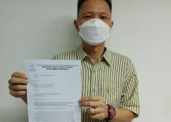 LIM Teck Hoe menunjukkan surat rayuan kepada Pengarah Jabatan Perhutanan Negeri Pahang (JPNP) bagi pihak penduduk Kampung Baru Tras.