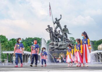 RAKYAT perlu sedar betapa pentingnya nilai patriotisme bagi memupuk semangat perpaduan yang tinggi sekali gus 
menentukan hala tuju ke arah negara maju yang kukuh.