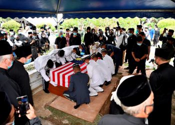 Jenazah Allahyarhamah Tun Rahah Mohamed Noah dibawa untuk dikebumikan di Makam Pahlawan di Masjid Negara di sini, hari ini. Gambar; Ihsan PMO
