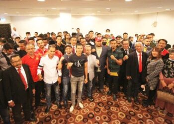 NORIZAM Tukiman (topi merah) bersama pemain dan pengurusan Kelantan selepas menandatangani perjanjian pembelian saham Team Red Warriors Sdn. Bhd. di Kota Bharu, semalam. – UTUSAN/ZULHANIFA SIDEK