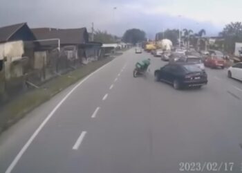 TANGKAP layar rakaman kemalangan membabitkan sebuah kereta dan motosikal penghantar makanan di Jalan Kuala Kangsar yang tular di media sosial. - UTUSAN/MEDIA SOSIAL