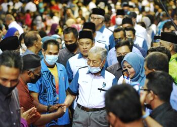 MAHATHIR Mohamad disambut para penyokong pada program Jelajah Sayang Bangsa negeri Perak parti Pejuang di Ipoh, Perak, hari ini. - UTUSAN/MUHAMAD NAZREEN SYAH MUSTHAFA