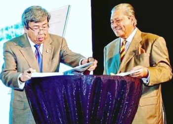 SULTAN Sharafuddin Idris Shah dalam Facebook Selangor Royal Office memuat naik gambar baginda bersama Allahyarham Ahmad Sarji Abdul Hamid.