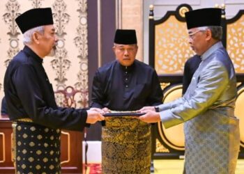 TUN Juhar Mahiruddin menerima Surat Cara Pelantikan bagi menyambung khidmatnya selama dua tahun daripada Yang di-Pertuan Agong, Al-Sultan Abdullah Ri'ayatuddin Al-Mustafa Billah Shah di Singgahsana Kecil, Istana Negara.