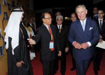 Musa Hitam (dua dari kiri) menyambut ketibaan Putera Charles ke  Forum Ekonomi Islam Dunia (WIEF) kesembilan pada 2013.