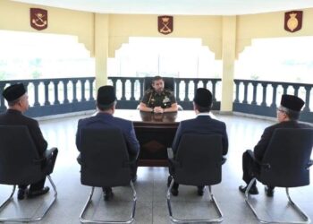 TUNKU Ismail Sultan Ibrahim ketika menerima mengadap pengurusan Jabatan Pendidikan Johor berkenaan isu surat yang meletakkan syarat kaum di Johor.