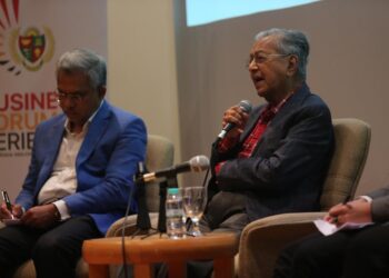 DR. Mahathir Mohamad ketika menjadi ahli panel pada Forum Usahawan Bumiputera di Yayasan Kepimpinan Perdana, Putrajaya. - UTUSAN/MOHD HUSNI MOHD NOOR