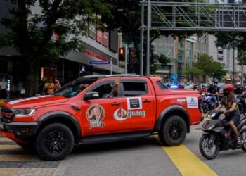 BARISAN konvoi luahan suara Rakyat Tuntut Tiga ekoran kenaikkan harga barang yang dijalankan oleh ahli Pejuang melalui jalan sekitar Jalan Bukit Bintang sehingga Jalan Tuanku Abdul Rahman hari ini. UTUSAN/AMIR KHALID